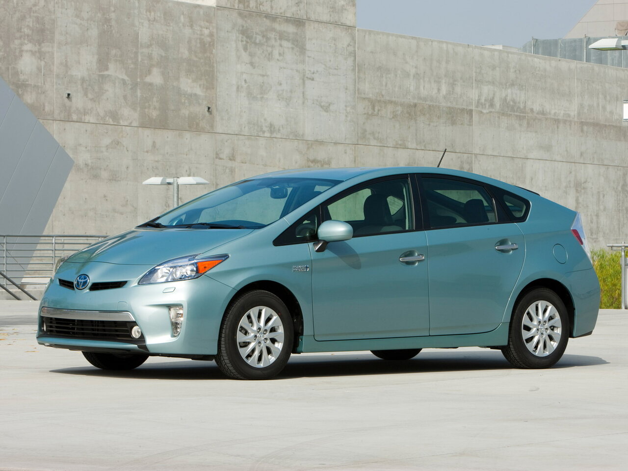 Приус 2015 года. Toyota Prius Hybrid 2012. Toyota Prius 2015. Toyota Prius Hybrid 2011. Тойота Приус 2013.